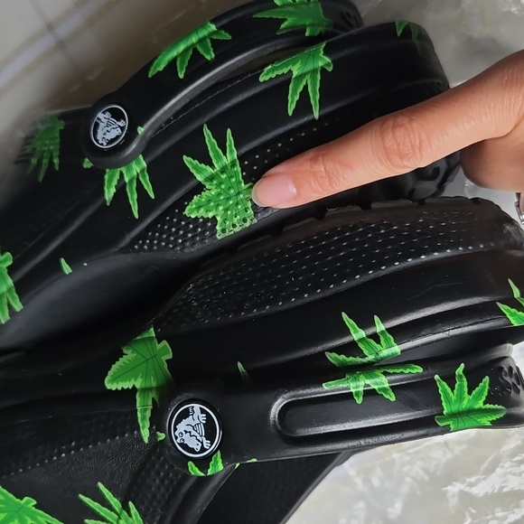 Crocs Classic Hemp Leaf Clog - Picture 9 of 12